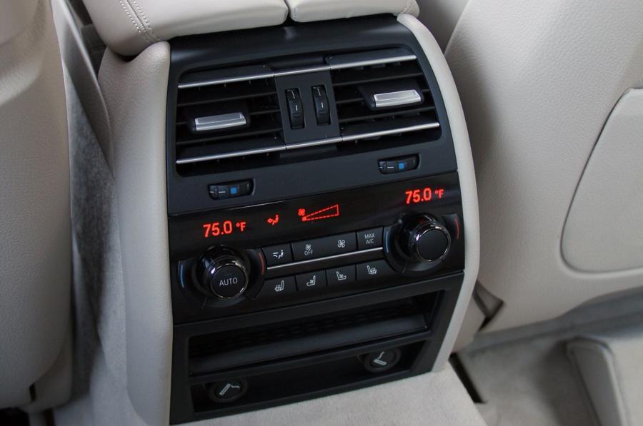 Детали интерьера Alpina B7 Bi-Turbo (F01) 2012 года  (фото 11 из 80)